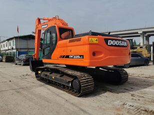 pelle sur chenilles Doosan DX225