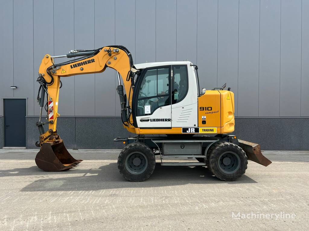 pelle sur pneus Liebherr A 910 Comp